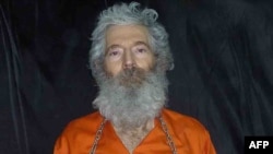 Ifoto y'uwahoze akorera FBI Robert Levinson, yaburiwe irengero kw'izinga rya Kish muri Irani, ukwezi kwa 3, italiki 9, 2007.