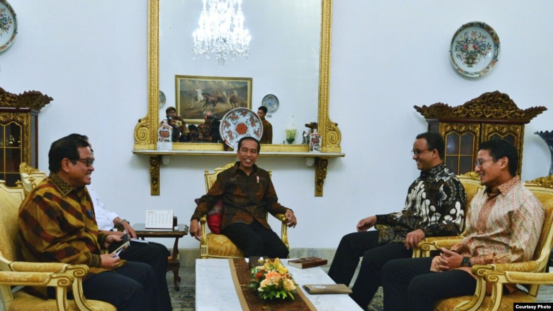 Pertemuan Presiden Joko Widodo antara Gubernur dan Wakil Gubernur DKI Jakarta Anies Baswedan dan Sandiaga Uno di Istana Merdeka Jakarta, Rabu 25 Oktober 2017. (Foto courtesy: Biro Pers Istana)