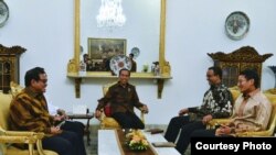 Pertemuan Presiden Joko Widodo antara Gubernur dan Wakil Gubernur DKI Jakarta Anies Baswedan dan Sandiaga Uno di Istana Merdeka Jakarta, Rabu 25 Oktober 2017. (Foto courtesy: Biro Pers Istana)