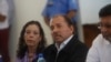 El presidente de Nicaragua, Daniel Ortega, y la vicepresidenta y primera dama, Rosario Murillo, asisten a la apertura de un diálogo nacional, en Managua, Nicaragua, el miércoles 16 de mayo de 2018. (Foto AP/Alfredo Zúñiga)