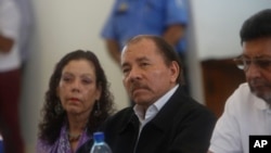 El presidente de Nicaragua, Daniel Ortega, y la vicepresidenta y primera dama, Rosario Murillo, asisten a la apertura de un diálogo nacional, en Managua, Nicaragua, el miércoles 16 de mayo de 2018. (Foto AP/Alfredo Zúñiga)