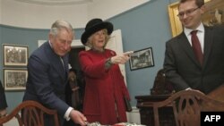Princ Čarls i njegova supruga, Kamila seku tortu u čast Dikensovog rođenja u Muzeju Čarlsa Dikensa u Londonu, 7. februar 2012.