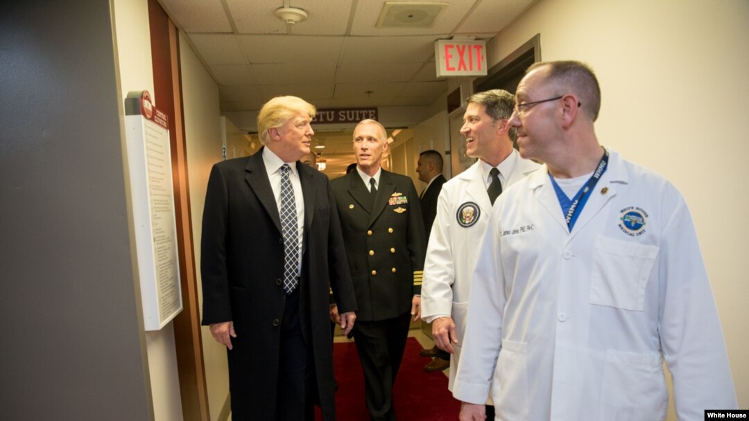 Perezida Donald J. Trump avugana na Capt. Mark Kobelja, ayoboye ibitaro Walter Reed National Military Medical Center; na Dr. Ronny Jackson, akurikirana amagara ya perezida muri White House.