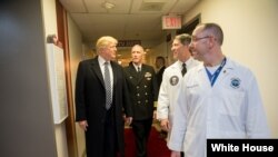 Perezida Donald J. Trump avugana na Capt. Mark Kobelja, ayoboye ibitaro Walter Reed National Military Medical Center; na Dr. Ronny Jackson, akurikirana amagara ya perezida muri White House.
