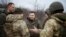 ARHIVA - Ukrajinski predsjednik Volodimir Zelenski razgovara sa ukrajinskim snagama u Donjecku (Foto:. Ukrainian Presidential Press Service/Handout via Reuters)