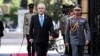 El presidente chileno Sebastián Piñera llega al Palacio de La Moneda.Piñera anunció una nueva constitución, así como otras reformas polítias y económicas tras las protestas del año pasado. Foto AP