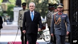 El presidente chileno Sebastián Piñera llega al Palacio de La Moneda.Piñera anunció una nueva constitución, así como otras reformas polítias y económicas tras las protestas del año pasado. Foto AP