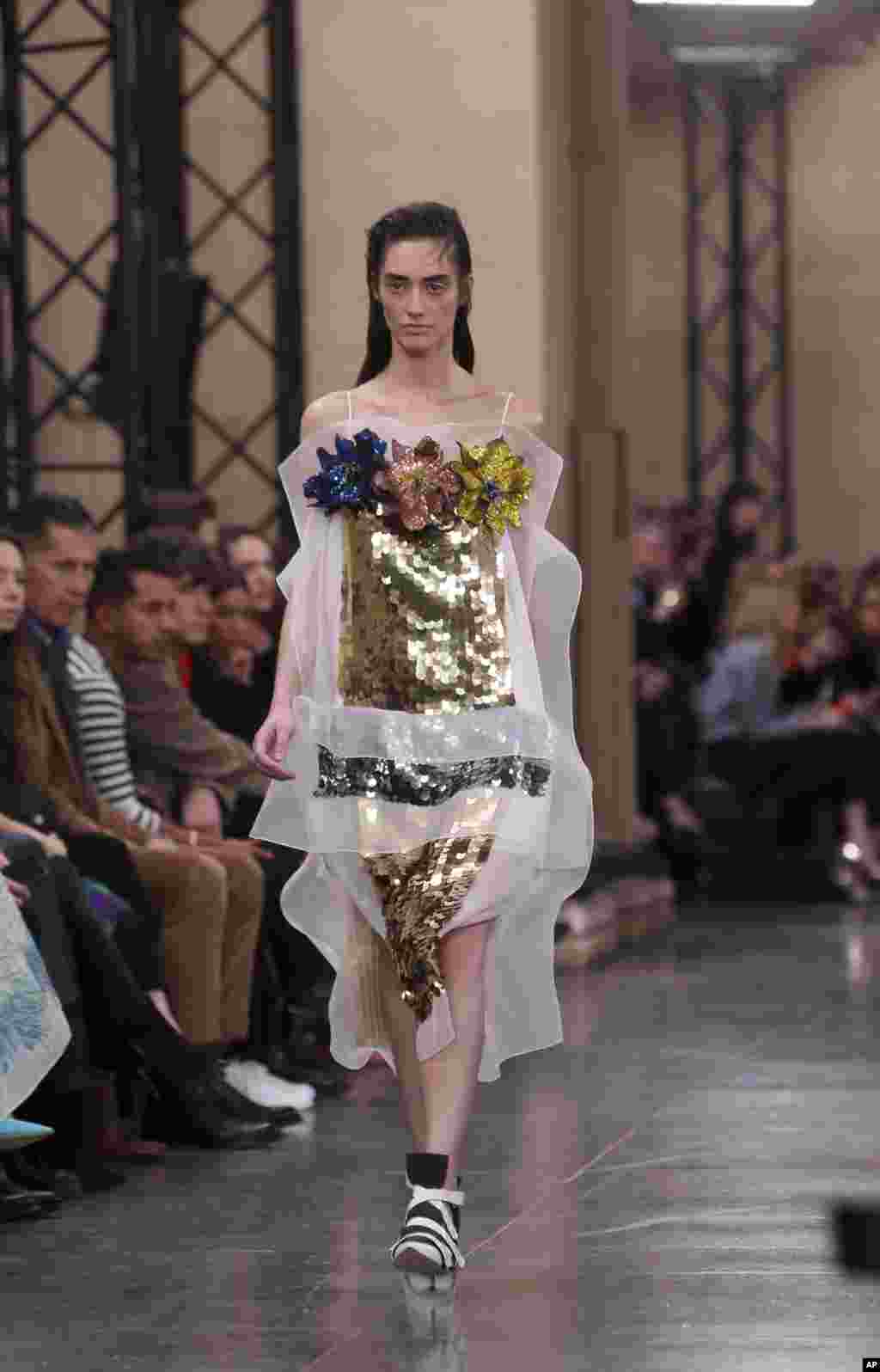 کلکسیون پاییز و زمستان ۲۰۱۷ Christopher Kane در هفته مد لندن در بریتانیا.