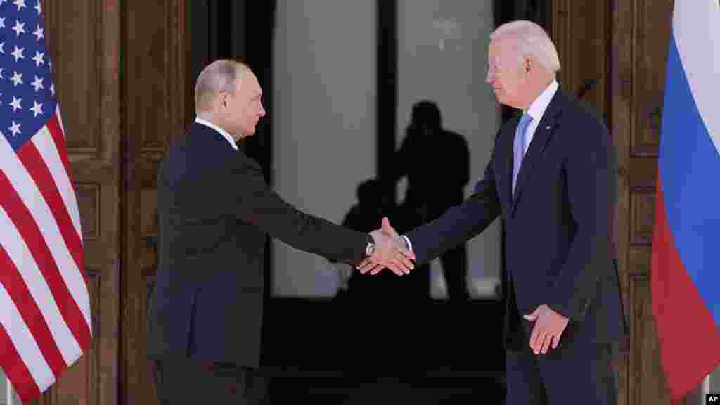 Presiden AS Joe Biden (kanan) dan Presiden Rusia Vladimir Putin berjabat tangan sebelum melakukan pertemuan puncak di Villa La Grange di Jenewa, Swiss hari Rabu (16/6). (Foto: AP)&nbsp;