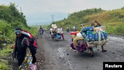 Des civils fuient après des tirs nourris près de Goma, dans la province du Nord-Kivu de la République démocratique du Congo, le 9 février 2023.