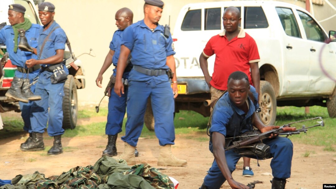 Polisi Burundi mengumpulkan senjata-senjata yang diperkirakan milik para pejuang pasca bentrokan di ibukota Bujumbura, Burundi (12/12). 