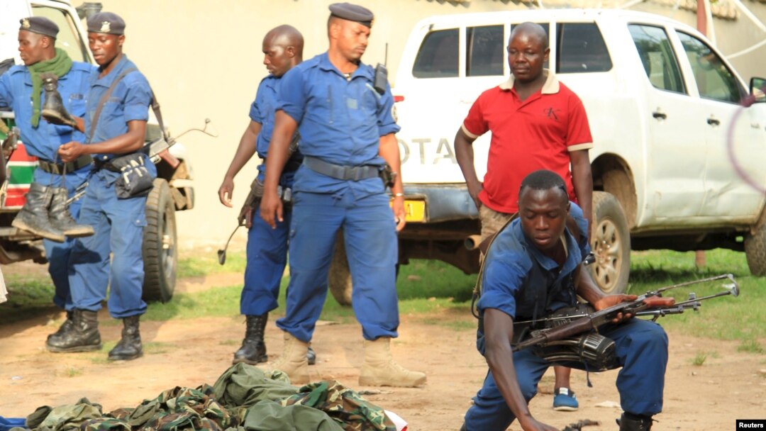 Abapolisi b'Uburundi barerekana ibigwanisho bafashe