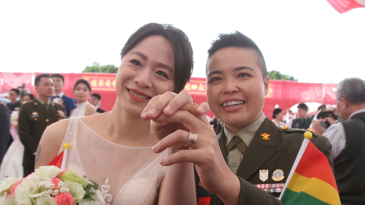 Japanese Schoolgirl Teacher Lesbian Sex - 2 Same-sex Couples in Military Marry in First for Taiwan