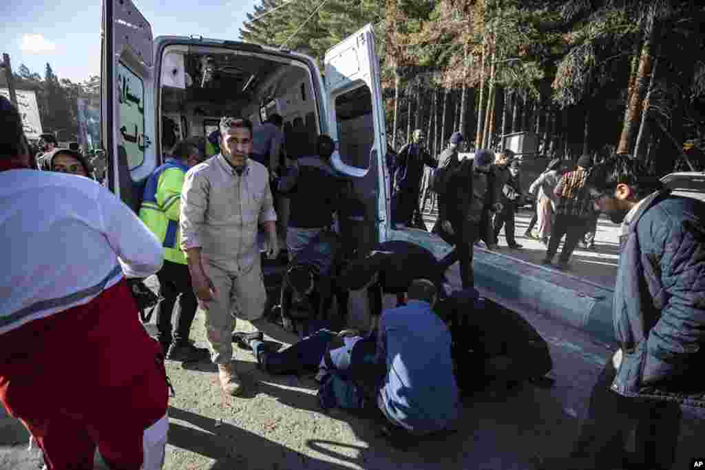 دو انفجار در شهر کرمان ایران منجر به کشته شدن ۱۰۳ نفر و زخمی شدن ۱۸۸ نفر دیگر شد