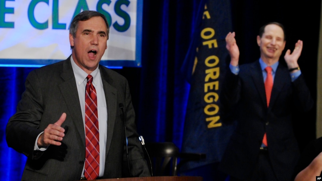 Senator Partai Demokrat Jeff Merkley dari negara bagian Oregon, berbicara di sebuah acara Partai Demokrat di Portland, Oregon. (Foto: Dok)