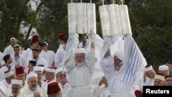 Warga Yahudi merayakan hari libur Sukkot di Tepi Barat (foto: ilustrasi). 4 warga Palestina ditangkap karena ikut menghadiri perayaan 'Sukkot'. 