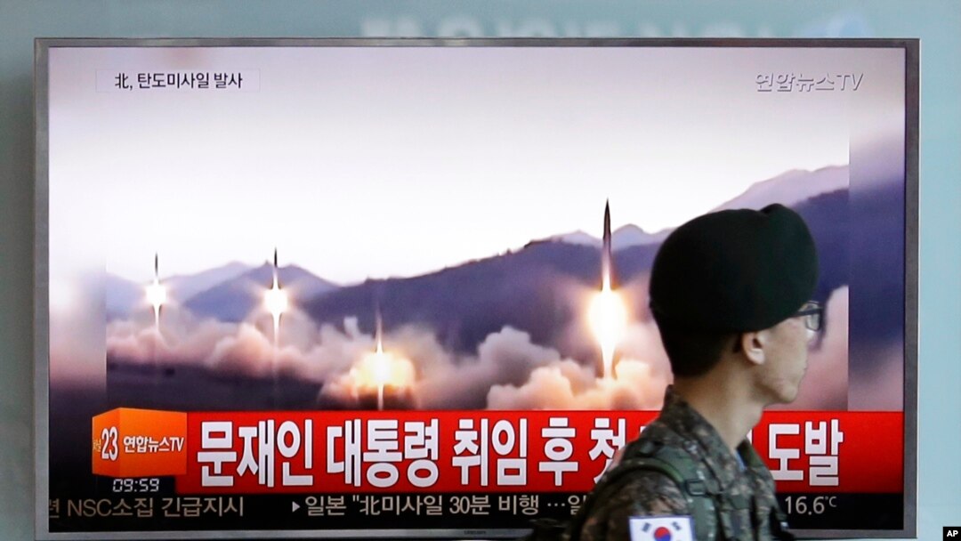 14일 한국 서울역에 설치된 TV에 북한 탄도미사일 발사 뉴스가 나오고 있다.