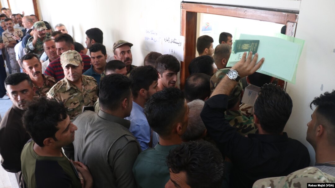 Anggota pasukan keamanan di kawasan Kurdistan, Irak, mengikuti pemungutan suara dua hari lebih awal untuk memilih anggota parlemen, 28 September 2018. 