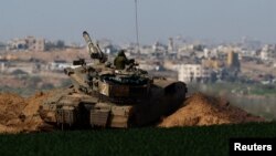 Un tanque israelí maniobra en la frontera con el norte de Gaza, el 30 de enero de 2024.