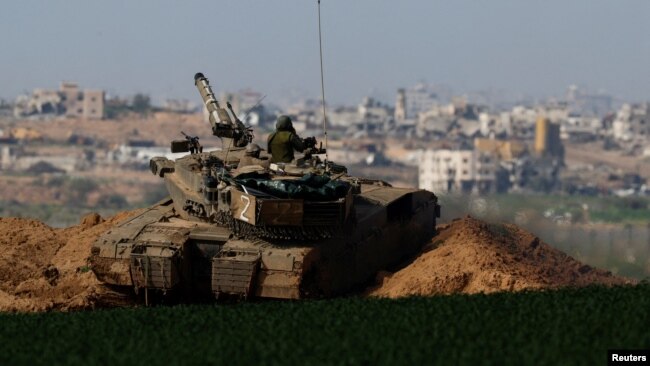 Un tanque israelí maniobra en la frontera con el norte de Gaza, el 30 de enero de 2024.