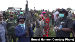 Maheshe Simba, mokambi ya ba Maï Maï Mulangane, oyo amibengaka général, akiti minduki mpe amizongisi na maboko ya mampinga FARDC, Walungu, Sud-Kivu, 20 mai 2020. (VOA/Ernest Muhero)