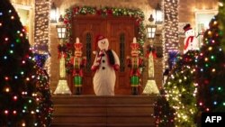 Sebuah rumah didekorasi untuk Natal di lingkungan Brooklyn di Dyker Heights pada 15 Desember 2020, di New York City. (Foto: AFP)