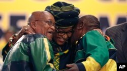 Winnie Madikizela-Mandela (tengah), memeluk calon unggulan Partai ANC dan Wakil Presiden Cyril Ramaphosa (kanan) dan Presiden Jacob Zuma (kiri), saat dimulainya pemungutan suara untuk memilih kpemimpin partai Kongres Nasional Afrika (ANC) di Johannesburg, 16 Desember 2017. 