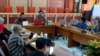 Diskusi panel pembahasan draf naskah akademik perlindungan anak masa kebencanaan di kampus Universitas Airlangga Surabaya. (Foto:VOA/Petrus Riski)