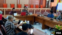 Diskusi panel pembahasan draf naskah akademik perlindungan anak masa kebencanaan di kampus Universitas Airlangga Surabaya. (Foto:VOA/Petrus Riski)