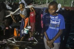 아이티 지진 이재민들이 16일 열대폭풍 그레이스가 동반한 비를 피하고 있다.