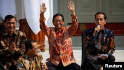 Mahfud MD saat namanya diumumkan sebagai Menteri Koordinator bidang Politik, Hukum, dan HAM oleh Presiden Joko Widodo, di Istana Kepresidenan, 23 Oktober 2019. (Foto: Reuters)