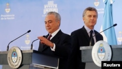 Presidents of Brazil, Michel Temer (L), and Argentina, Mauricio Macri, arrive for a joint news conference at the Olivos Presidential residence in Buenos Aires, Argentina, Oct. 3, 2016.