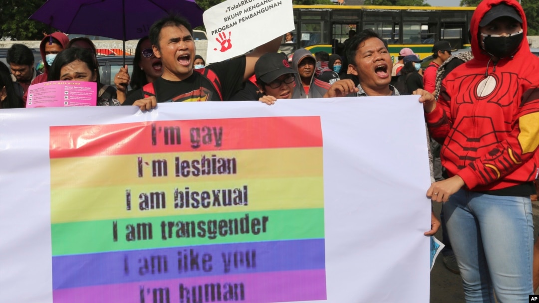 Para aktivis hak-hak LGBT berdemonstasi menentang rencana revisi Kitab Undang-undang Hukum Pidana di luar kompleks DPR/MPR di Jakarta, 12 Februari 2018. (Foto: AP)