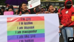 Para aktivis hak-hak LGBT berdemonstasi menentang rencana revisi Kitab Undang-undang Hukum Pidana di luar kompleks DPR/MPR di Jakarta, 12 Februari 2018. (Foto: AP)