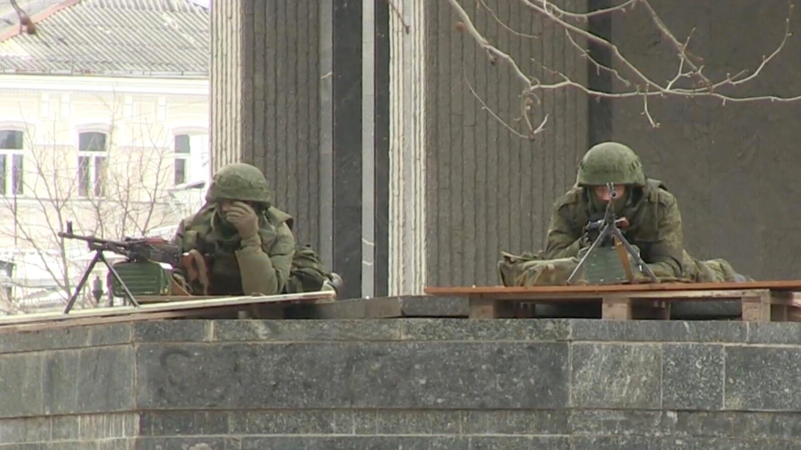 Armed men outside parliament in Simferopol, as unidentified soldiers gain control of more key positions in Ukraine's Crimea Peninsula, Mar 1, 2014. (Sebastian Meyer/VOA) 