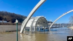 Un anfiteatro inundado en Charleston, Virginia Occidental, cerca del río Kanawha, el 7 de febrero del 2025.