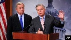 El senador republicano, Lindsey Graham de Carolina del Sur junto al demócrata, Dick Durbin piden al Congreso aprobar el "Dream Act" en septiembre.