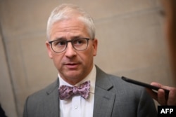 El representante Patrick McHenry (republicano por Carolina del Norte) habla con la prensa en el Capitolio de Estados Unidos en Washington, D.C., el 3 de octubre de 2023.