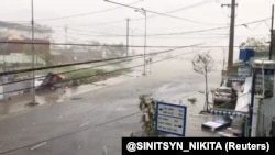 Badai menyapu sebuah jalan di Nha Trang, saat Topan Damrey menghantam Vietnam selatan, 4 November 2017. (Foto: videograb).