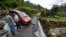 Deux hommes se tiennent debout dans les débris après les inondations qui ont causé d'importants dégâts à Hagen, dans l'ouest de l'Allemagne, le 15 juillet 2021.