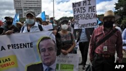 Líderes indígenas con un cartel que dice “Amo a mi país, me da vergüenza mi gobierno”, protestan exigiendo la renuncia del presidente guatemalteco Alejandro Giammattei, en Ciudad de Guatemala, el 24 de noviembre de 2020.