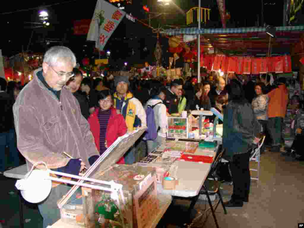 香港支联会邀请漫画家墨子为市民画漫画