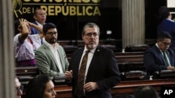 El presidente electo de Guatemala y actual congresista Bernardo Arévalo, centro, asiste a una sesión del Congreso en la Ciudad de Guatemala, el martes 21 de noviembre de 2023. 