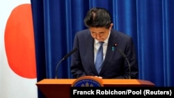 Le Premier ministre japonais Shinzo Abe s'incline lors d'une conférence de presse à sa résidence officielle à Tokyo, au Japon, le 28 août 2020. (Photo: Franck Robichon/Pool via REUTERS)