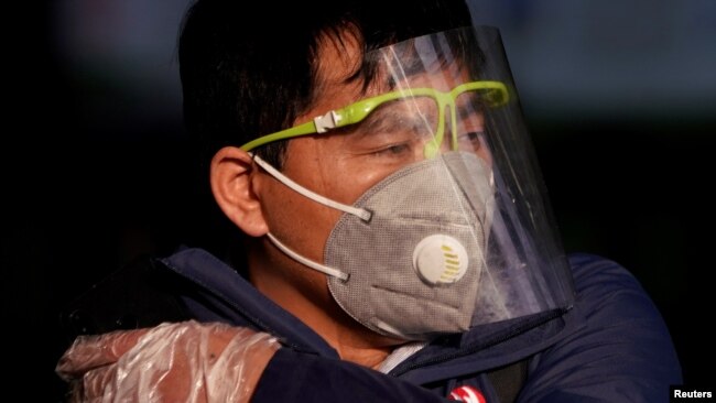 上海火车站一位戴着口罩的男子。(2020年2月12日)