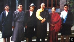 ཕྱི་ལོ་༡༩༨༥ལོར་བོད་དུ་བསྐྱོད་པའི་སྐུ་ཚབ་ཚོགས་ཆུང་མཐའ་མའི་ཚོགས་མི་རྣམས་པེ་ཅིང་དུ་ཀུན་གཟིགས་པཎ་ཆེན་རིན་པོ་ཆེ་ལྷན།