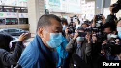 Jimmy Lai Chee-ying, magnata da imprensa desloca-se à esquadra policial depois de ser libertado sob fiança. 