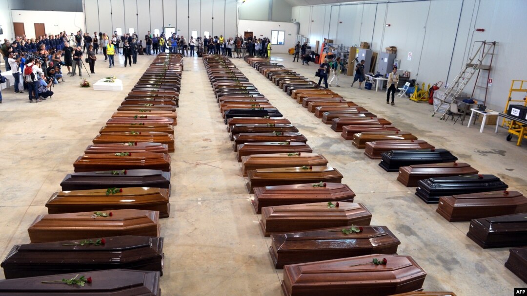 Lebih dari seratus peti jenazah para korban tenggelamnya kapal migran Afrika terlihat berderet di sebuah hangar bandara Lampedusa (5/10). 