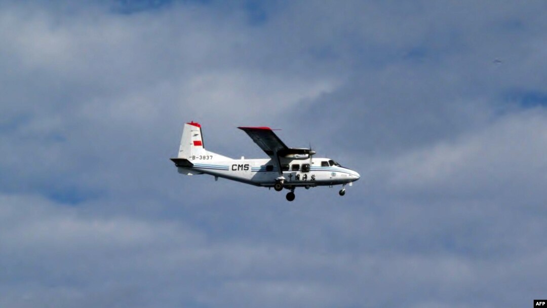 Foto yang diambil oleh penjaga pantai Jepang memperlihatkan pesawat pemerintah Tiongkok terbang di atas kepulauan sengketa. (AFP/Japan Coast Guard)