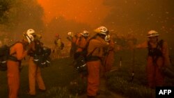 Bomberos batallan las llamas cerca de Santa Clarita, California.